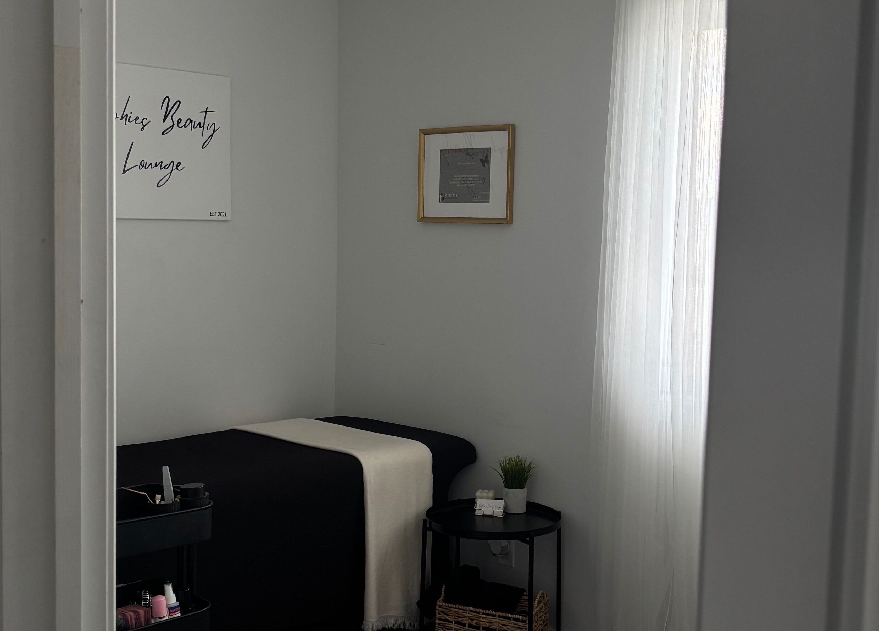 Tranquil treatment room at Sophie's Beauty Lounge in Longueuil, Québec, CA with cozy bed and relaxing decor.