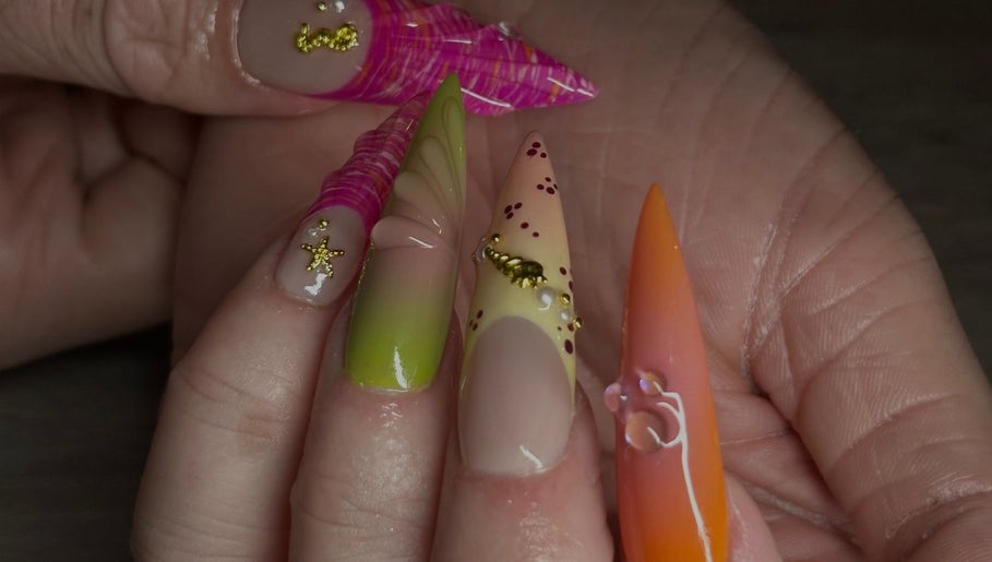 Nail art vibrant à Lula’s Shop, Wattignies, Hauts-de-France, FR. Designs colorés et créatifs sur ongles.