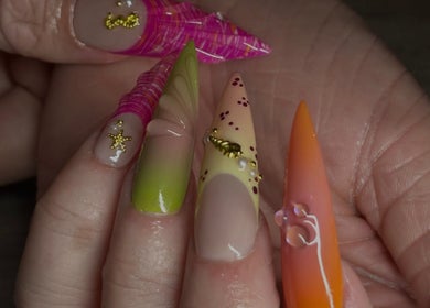Nail art vibrant à Lula’s Shop, Wattignies, Hauts-de-France, FR. Designs colorés et créatifs sur ongles.