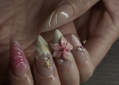 Manicure artistique à Lula’s Shop, Wattignies, Hauts-de-France, avec motifs floraux et étoiles.