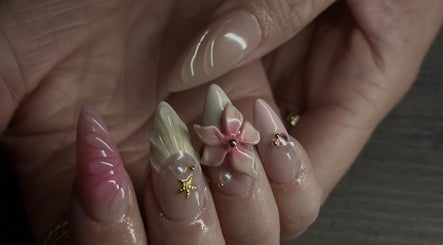 Manicure artistique à Lula’s Shop, Wattignies, Hauts-de-France, avec motifs floraux et étoiles.