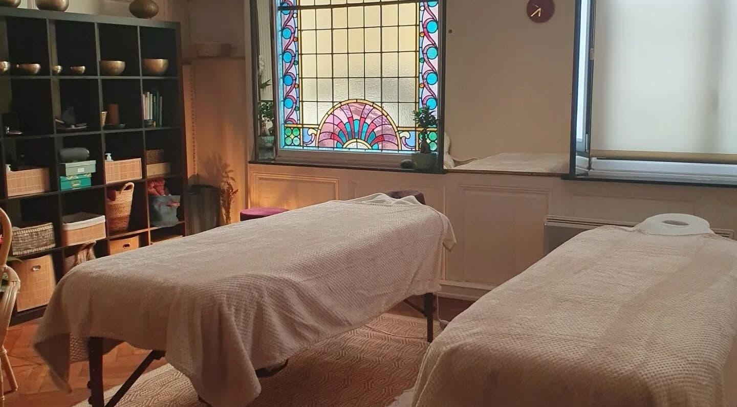 Salle de soins élégante avec vitrail à L'harmonie en vous, Dunkerque, Hauts-de-France, FR.