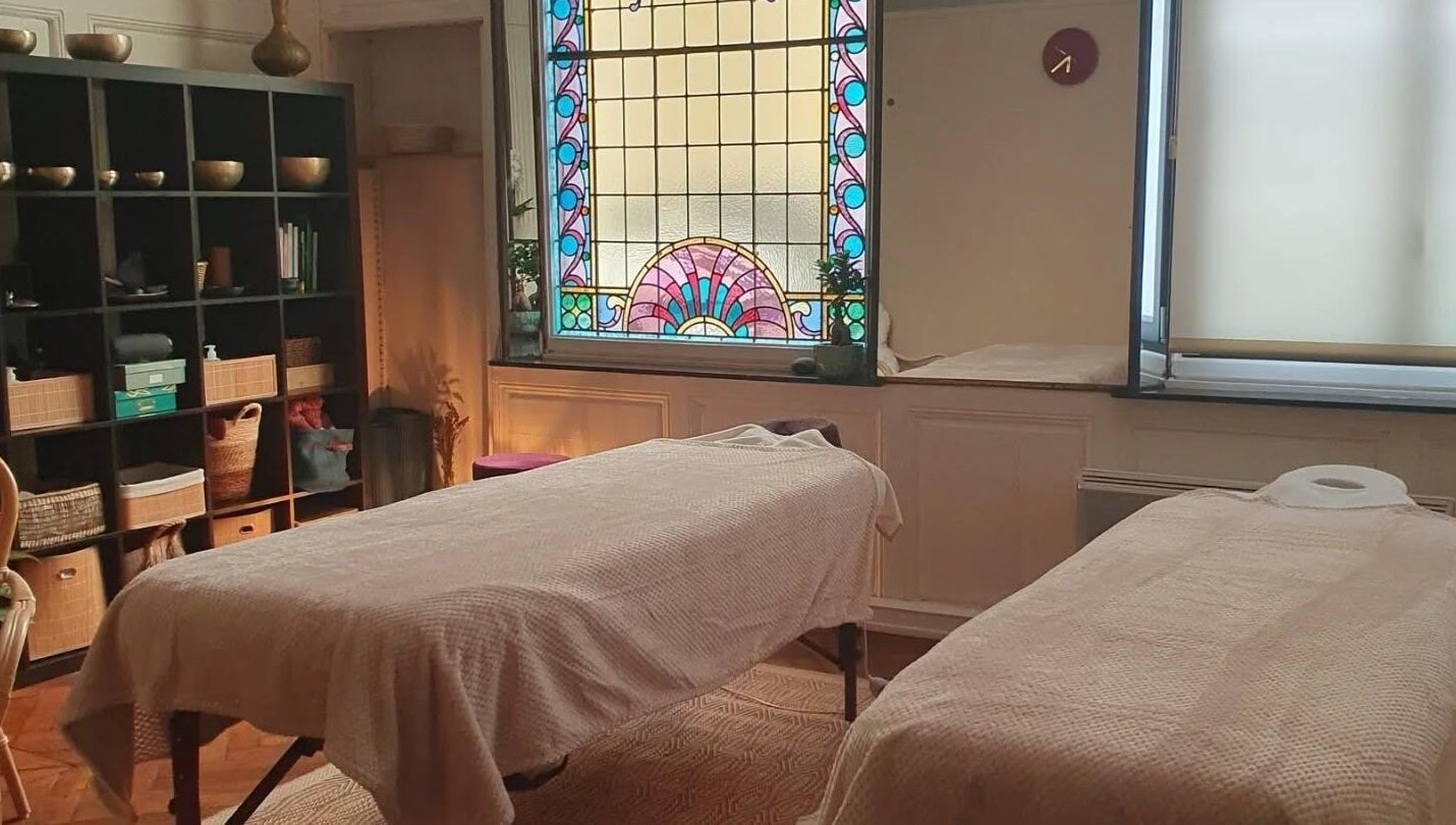 Salle de massage à L'harmonie En Vous, Dunkerque, Hauts-de-France, FR avec vitrail coloré.