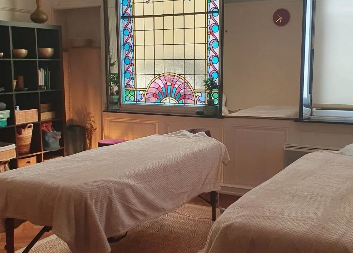 Salle de massage à L'harmonie En Vous, Dunkerque, Hauts-de-France, FR avec vitrail coloré.