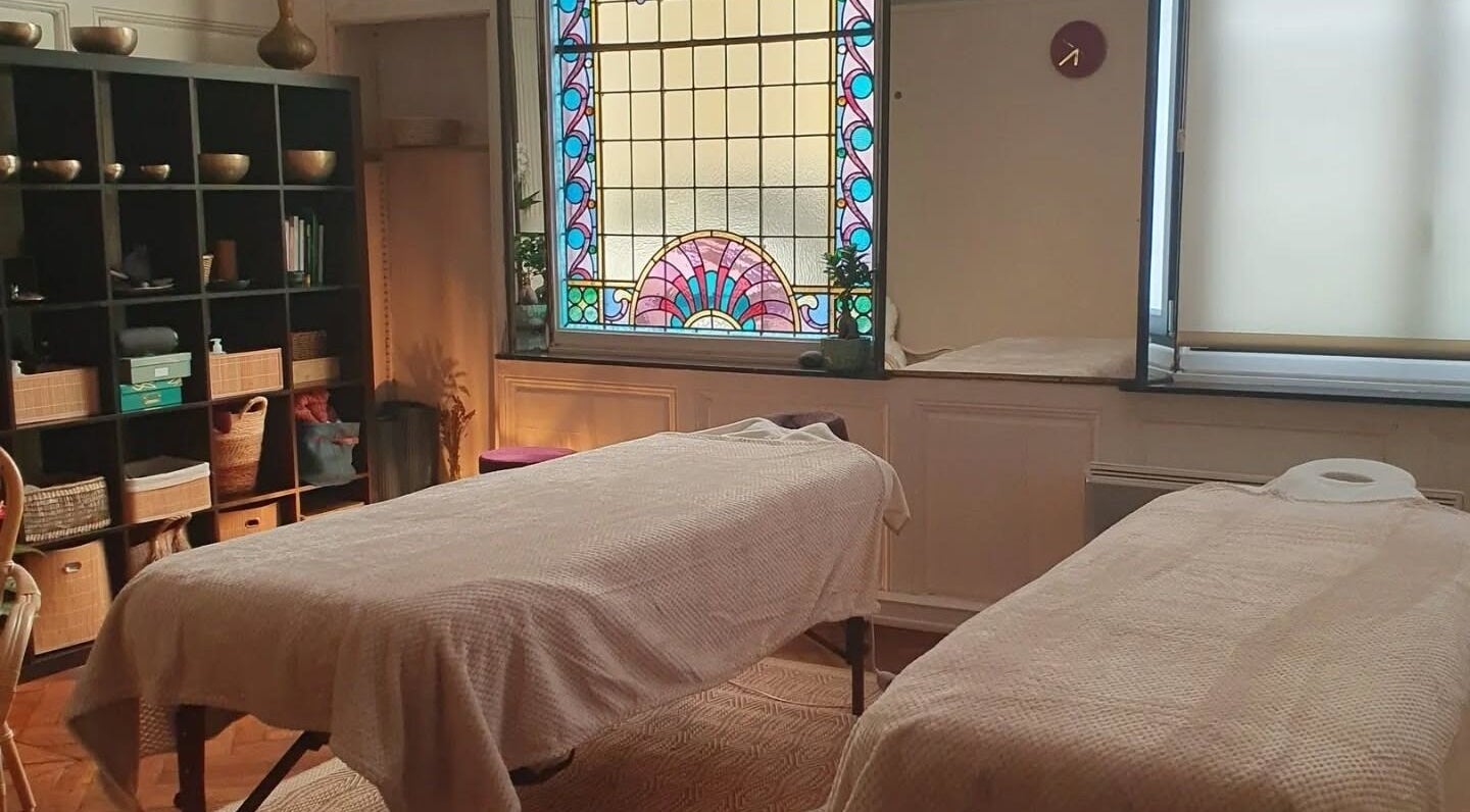 Salle de massage à L'harmonie En Vous, Dunkerque, Hauts-de-France, FR avec vitrail coloré.