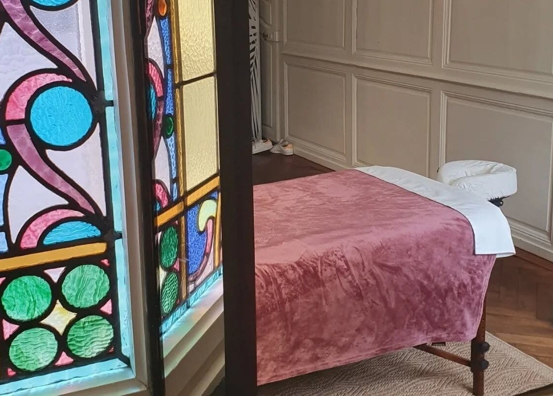 Table de massage avec vitraux colorés à L'harmonie En Vous, Dunkerque, Hauts-de-France, FR.