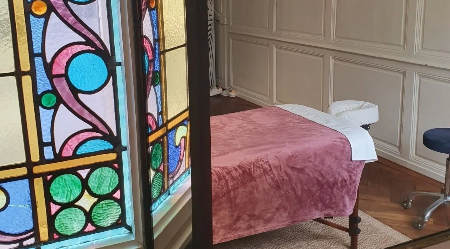 Table de massage avec vitraux colorés à L'harmonie En Vous, Dunkerque, Hauts-de-France, FR.