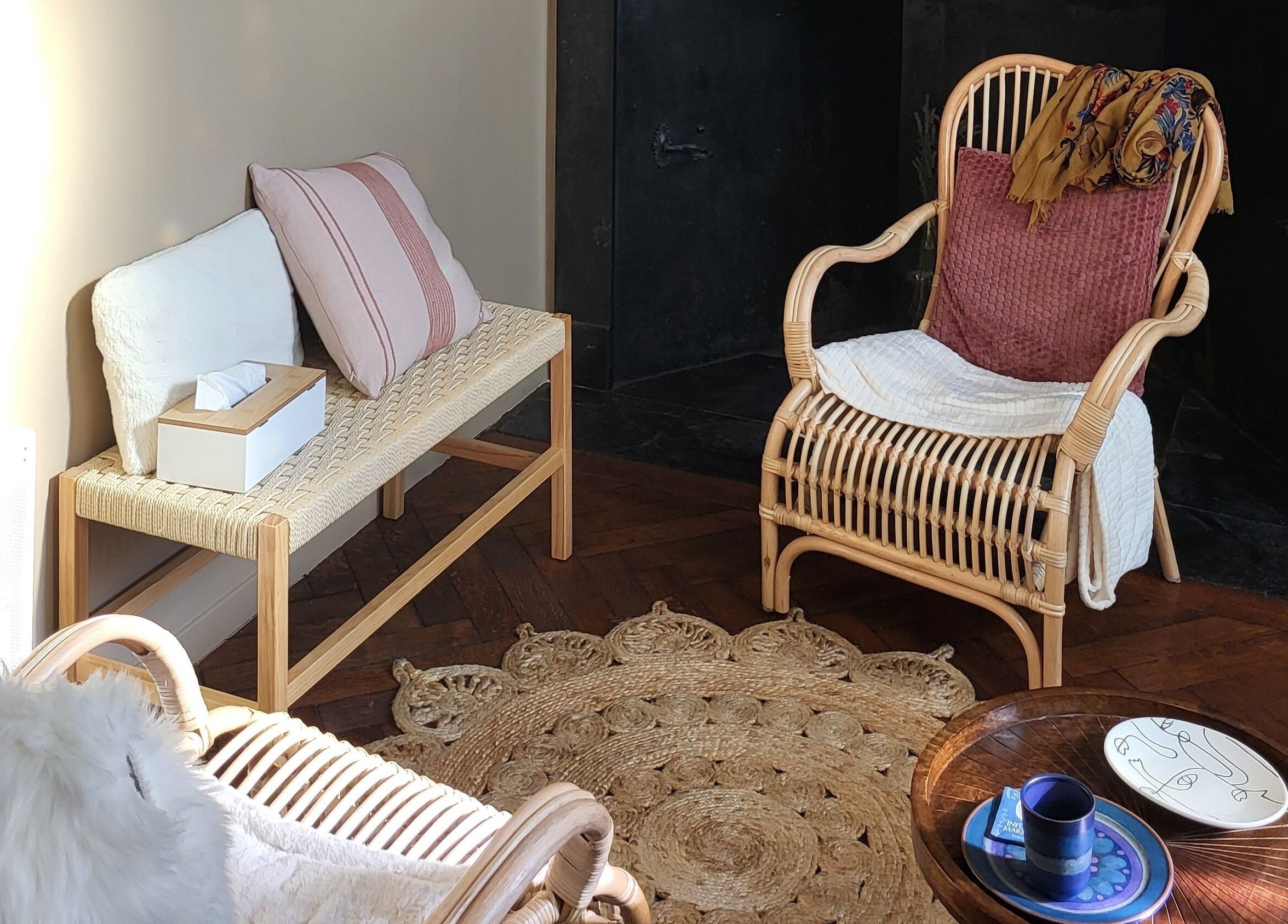 Coin salon chaleureux à L'harmonie En Vous, Dunkerque, Hauts-de-France, FR. Décor raffiné et paisible.