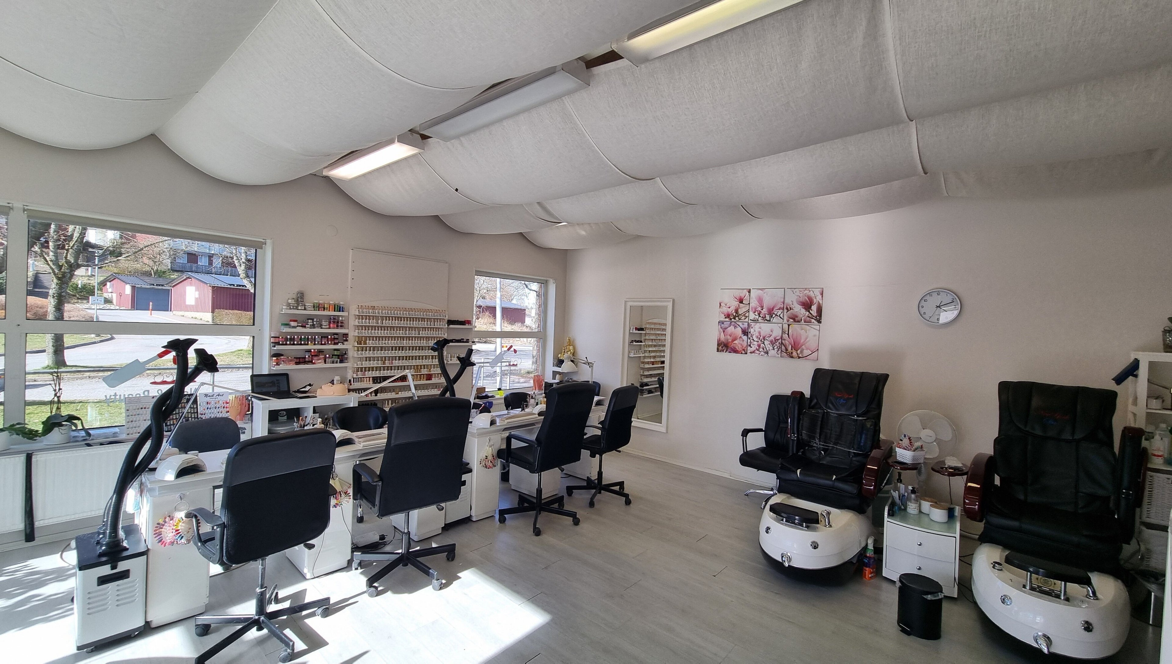 Coco Nails Partille interiör i Partille, Västra Götalands Län, SE med salongstolar och bord.