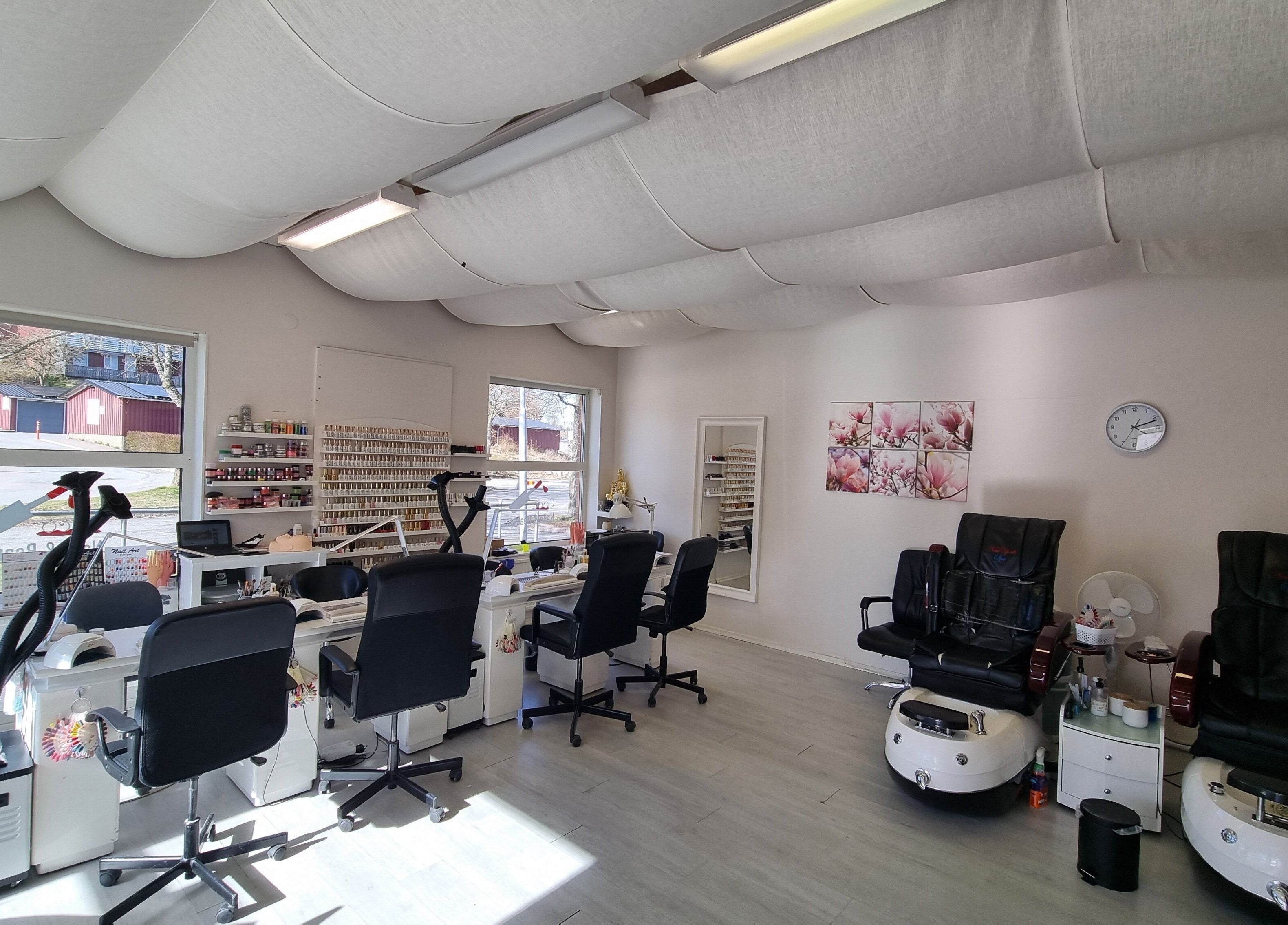 Coco Nails Partille interiör i Partille, Västra Götalands Län, SE med salongstolar och bord.