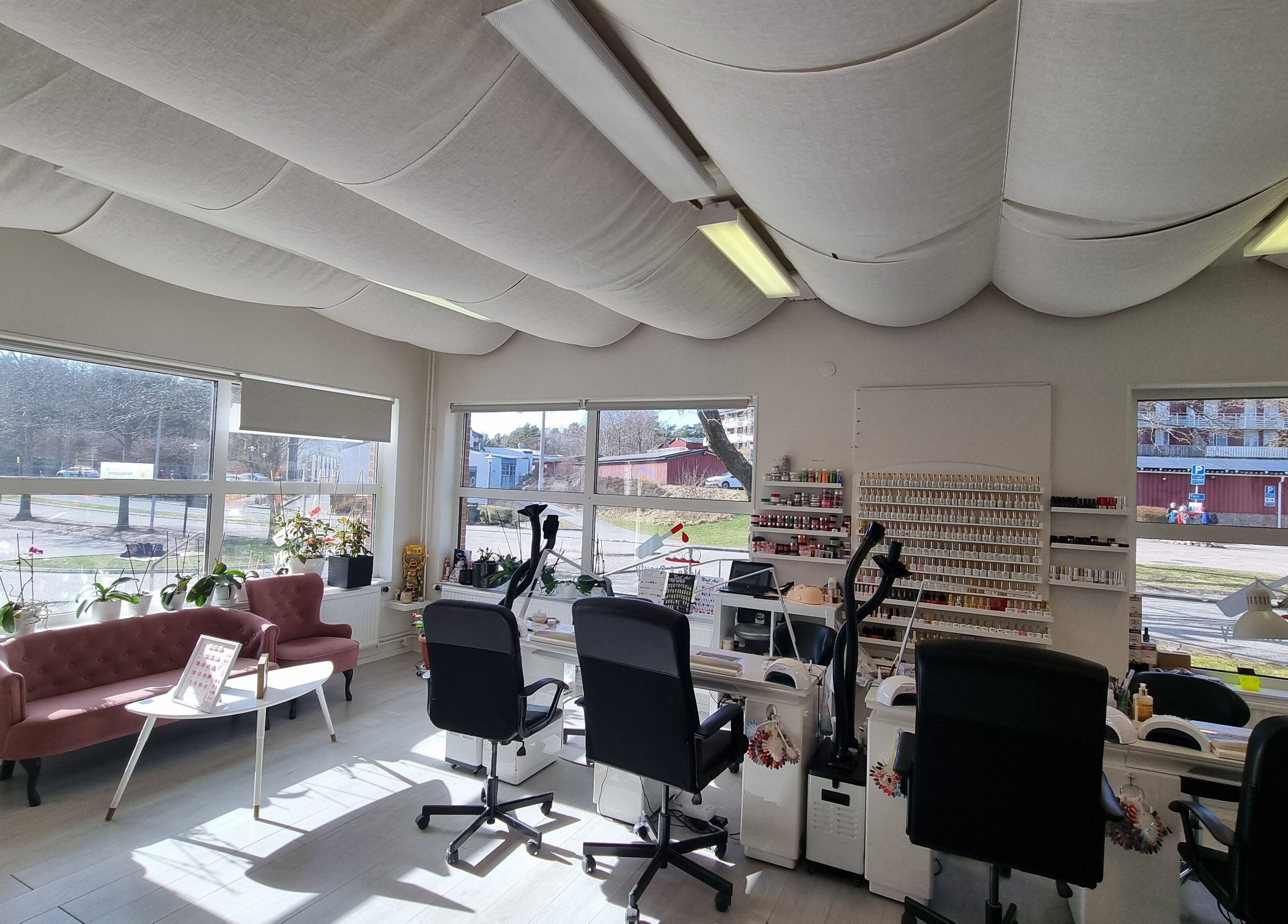 Ljus och modern inredning på Coco Nails Partille, Partille, Västra Götalands Län, SE.