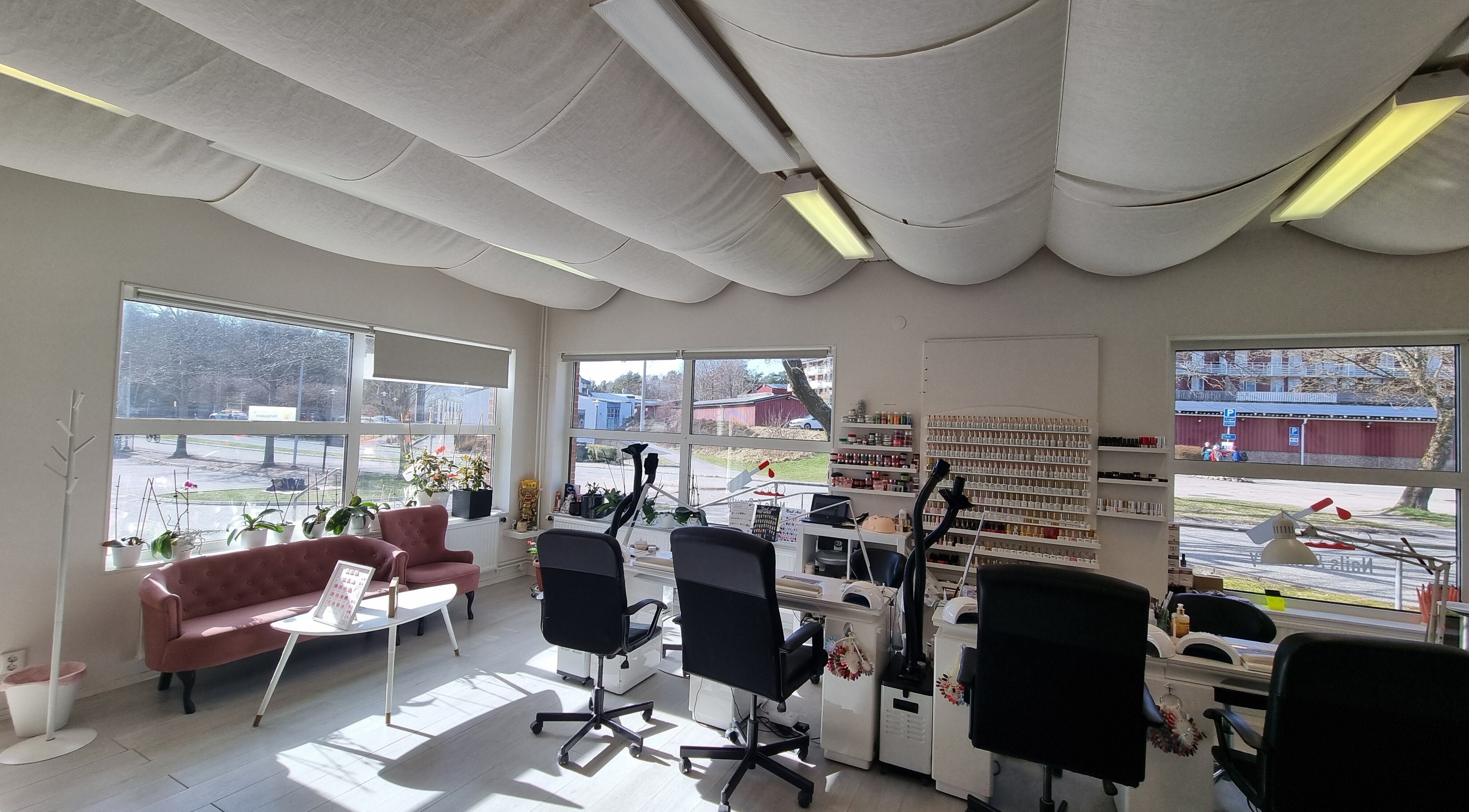 Ljus och modern inredning på Coco Nails Partille, Partille, Västra Götalands Län, SE.