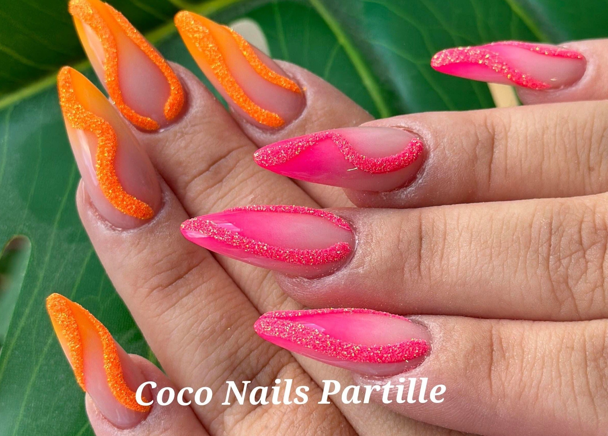 Livliga rosa och orange naglar hos Coco Nails Partille, Partille, Västra Götalands Län, SE.