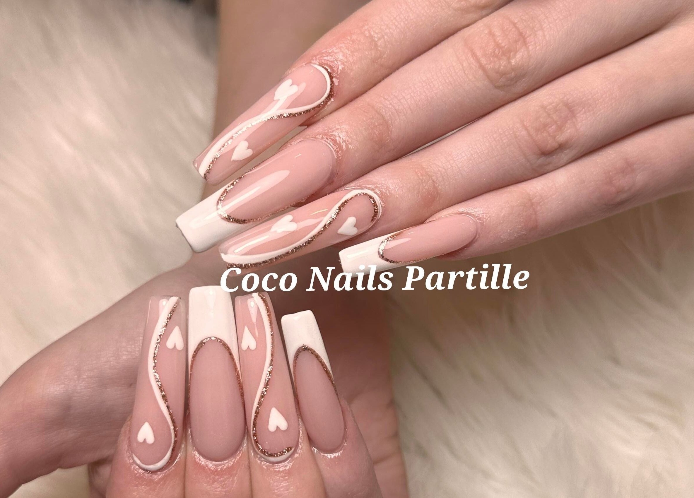 Eleganta naglar från Coco Nails Partille i Partille, Västra Götalands Län, SE med hjärtdetaljer.