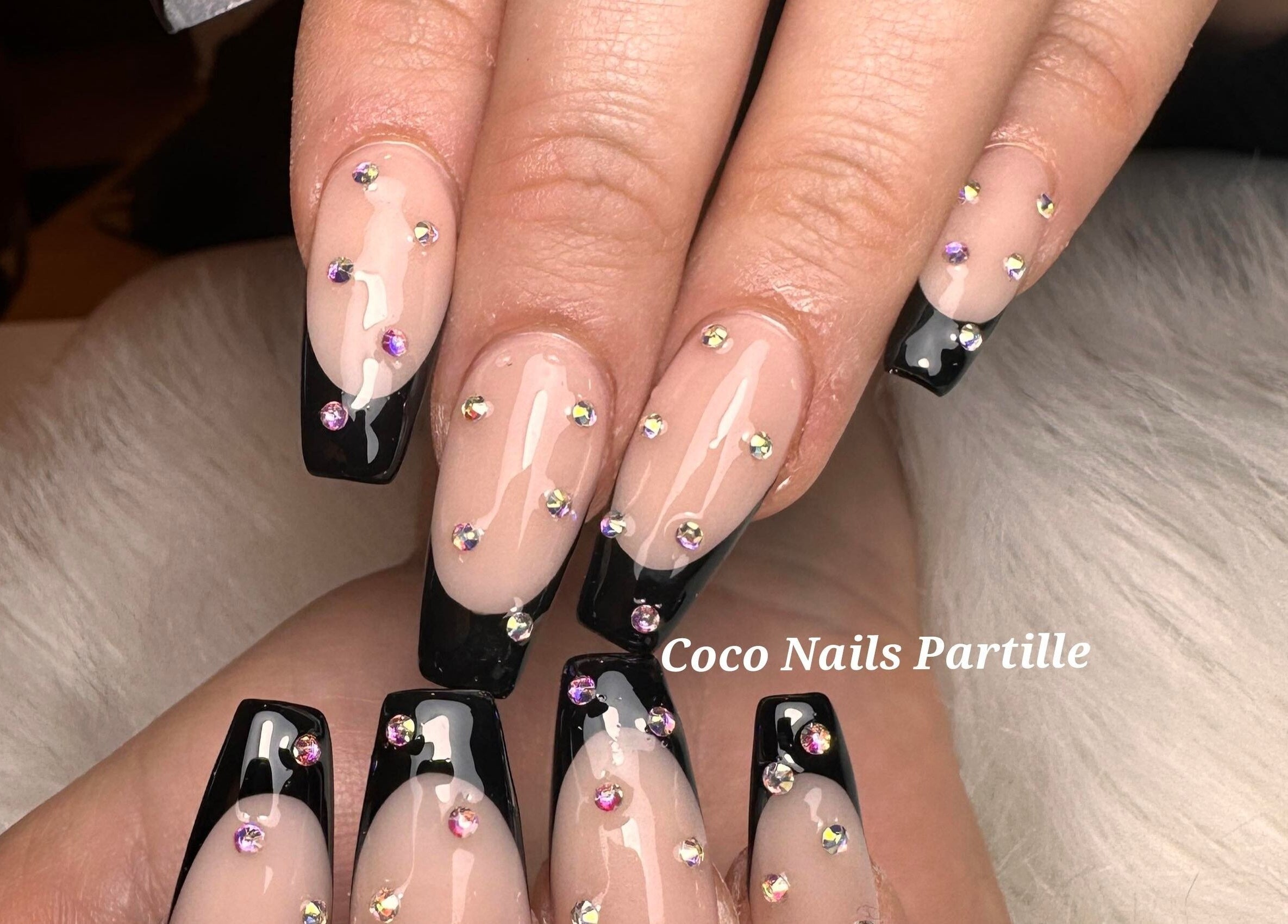 Eleganta naglar med dekorationer på Coco Nails Partille, Partille, Västra Götalands Län, SE.