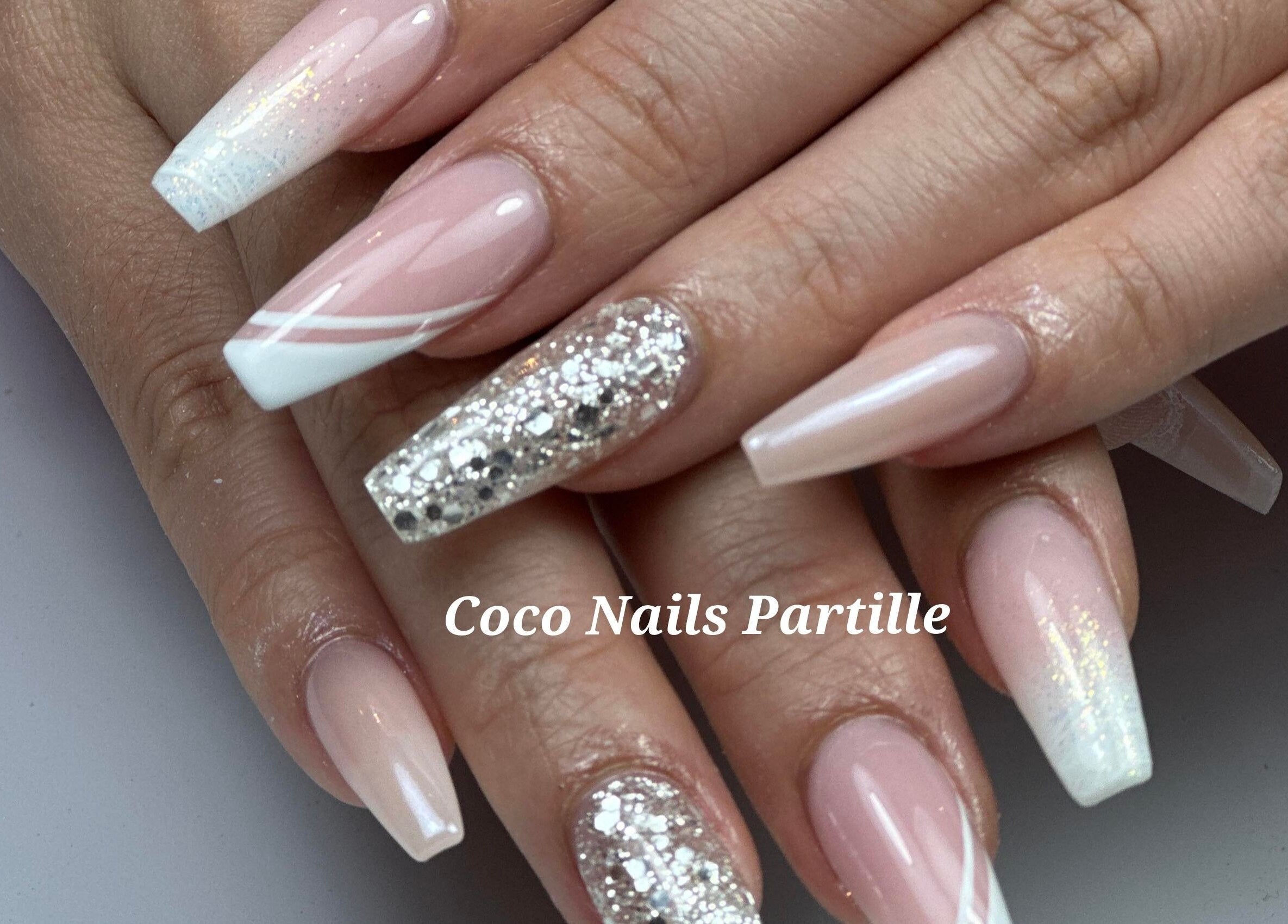 Elegant nageldesign på Coco Nails Partille, Partille, Västra Götalands Län, SE. Glittrande och franska toppar.