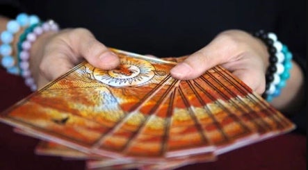 Cartes tarot à Astrelia Destin : L’âme s’éveille, Perpignan, Occitanie, FR. Moment spirituel et méditatif.