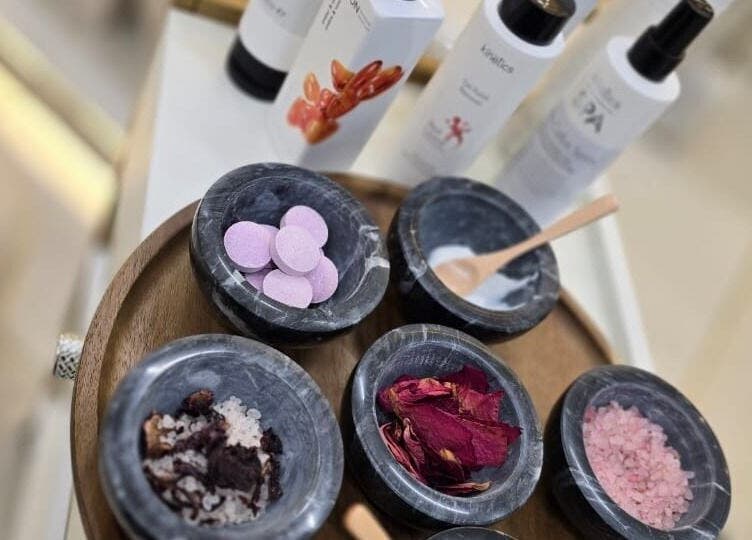 Spa essentials at صالون مكحال, Riyadh, Riyadh Province, SA in black bowls on a wooden tray.