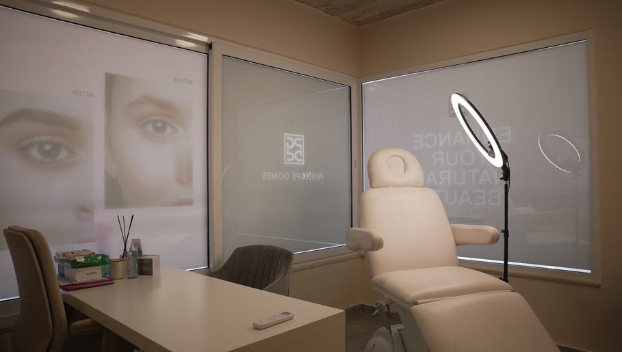 Relaxing treatment room at Penelope Gomes Beauty, Il-gżira, MT, featuring a luxurious treatment chair and lighting.