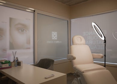 Relaxing treatment room at Penelope Gomes Beauty, Il-gżira, MT, featuring a luxurious treatment chair and lighting.