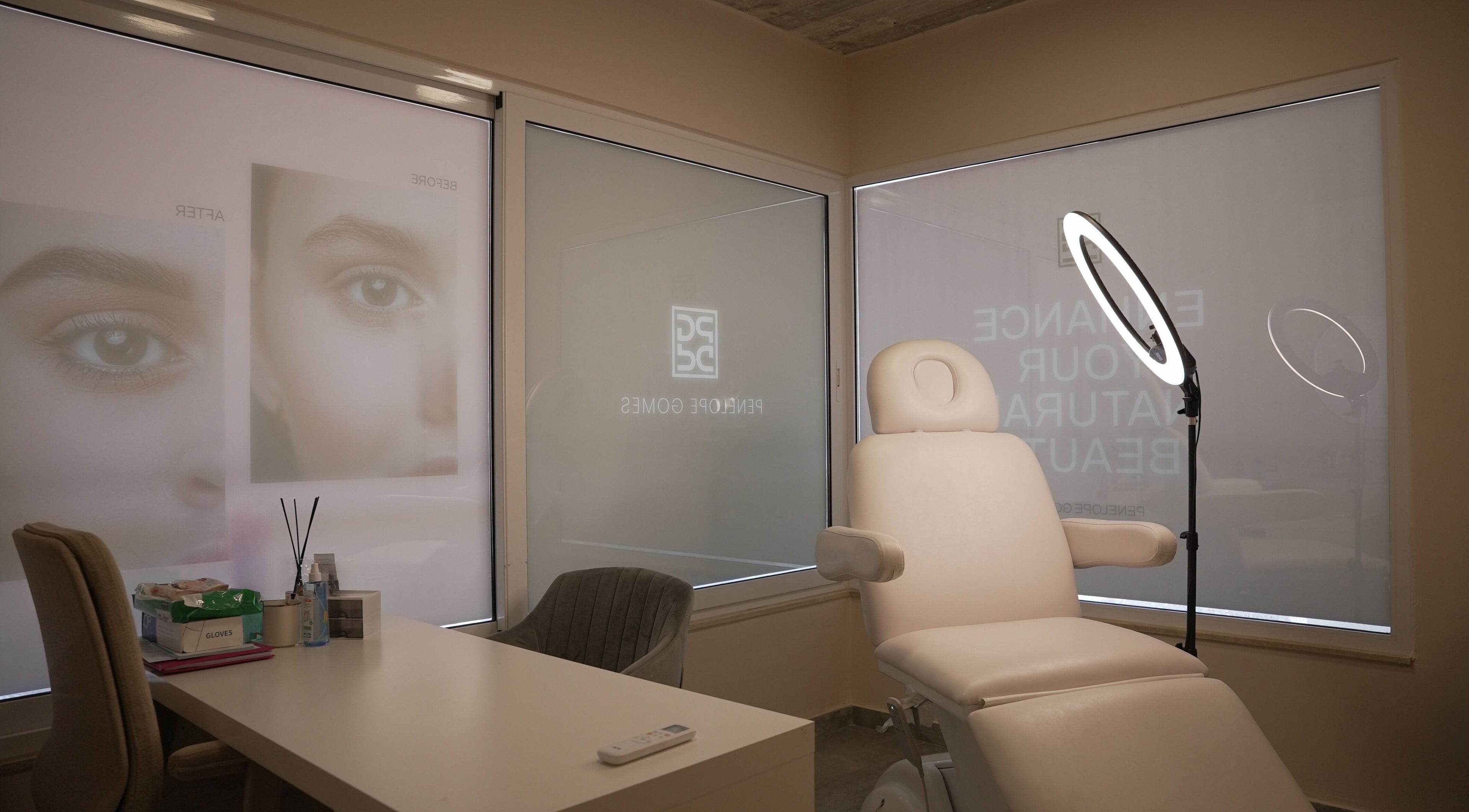 Relaxing treatment room at Penelope Gomes Beauty, Il-gżira, MT, featuring a luxurious treatment chair and lighting.