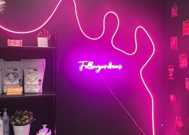 Decoración neón en Bloom Aesthetik, Florida, Florida, US con luces rosas y productos de belleza.
