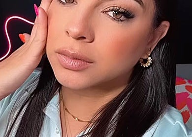 Mujer con maquillaje impecable en Bloom Aesthetik, Florida, Florida, US. Belleza y estilo destacados.