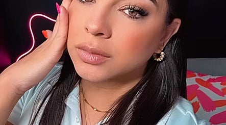 Mujer con maquillaje impecable en Bloom Aesthetik, Florida, Florida, US. Belleza y estilo destacados.