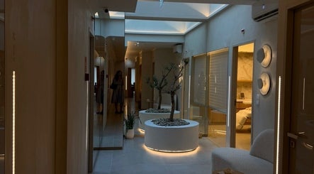 Elegant interior of Milla Makhamid | Facialist, Lisboa, Lisboa, PT, showcasing modern design and ambient lighting.