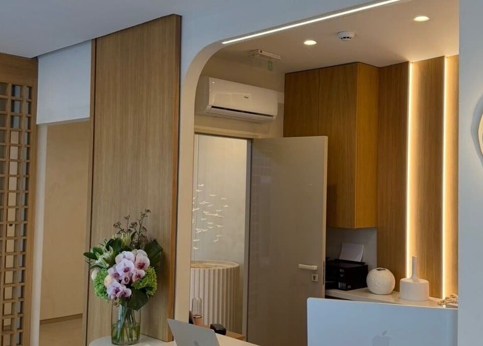 Reception area at Milla Makhamid | Facialist, Lisboa, Lisboa, PT, featuring modern decor and fresh flowers.