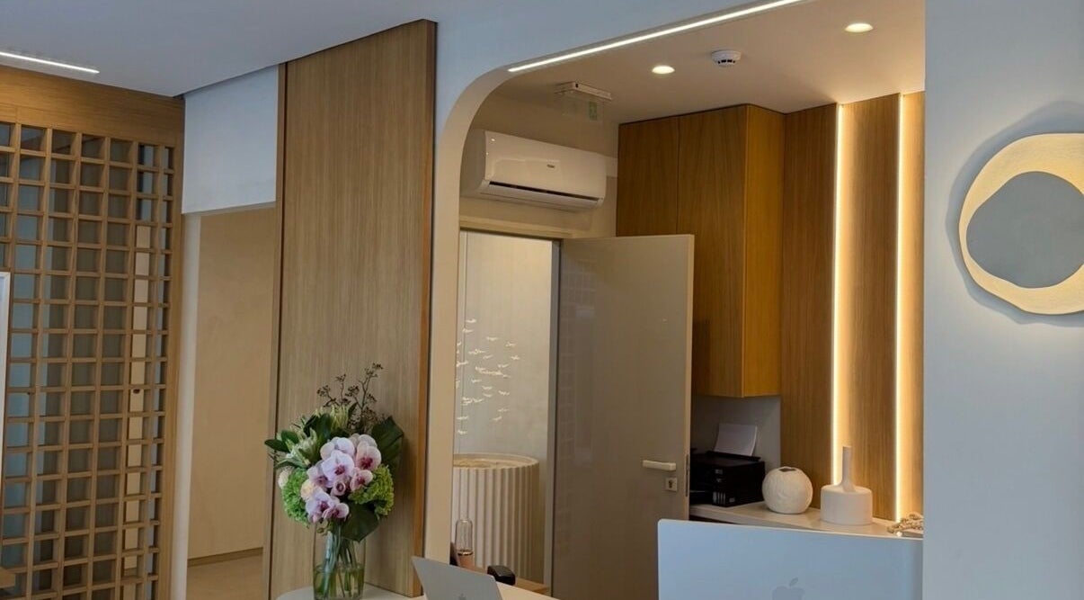 Reception area at Milla Makhamid | Facialist, Lisboa, Lisboa, PT, featuring modern decor and fresh flowers.