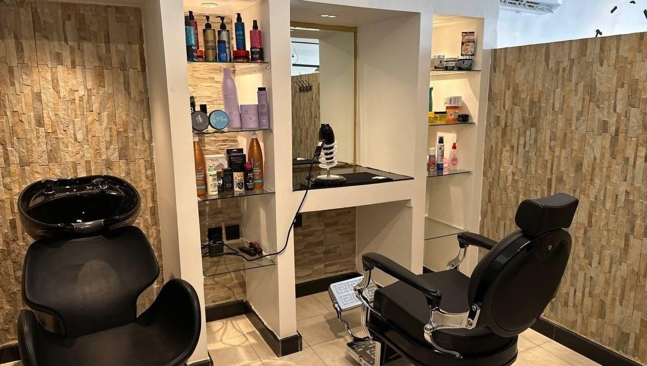 Stylish barber chair and product display at صالون بيقوتا للحلاقة الرجالية Bigote Barber Shop, خميس مشيط, منطقة عسير, SA.