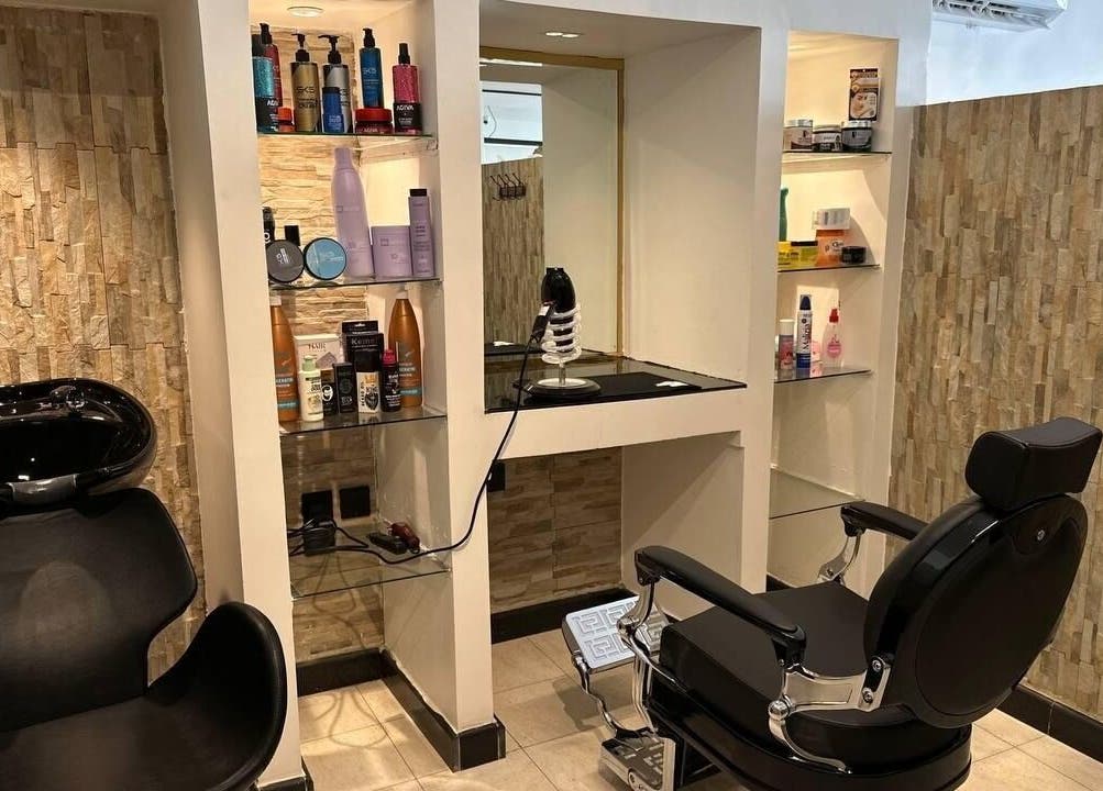Stylish barber chair and product display at صالون بيقوتا للحلاقة الرجالية Bigote Barber Shop, خميس مشيط, منطقة عسير, SA.