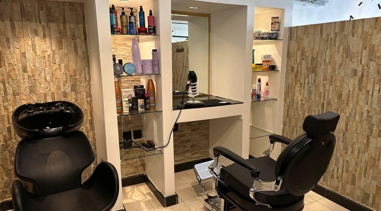 Stylish barber chair and product display at صالون بيقوتا للحلاقة الرجالية Bigote Barber Shop, خميس مشيط, منطقة عسير, SA.