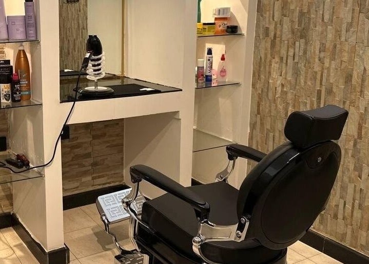 Modern barber station at صالون بيقوتا للحلاقة الرجالية Bigote Barber Shop, خميس مشيط, منطقة عسير, SA.