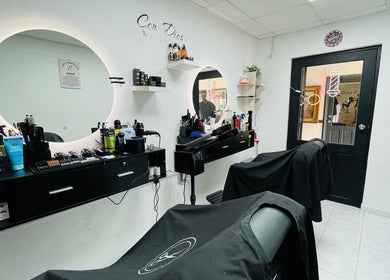 Interior of NBA Barbershop Bonaire, Kralendijk, featuring stylish mirrors and grooming products.