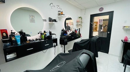Interior of NBA Barbershop Bonaire, Kralendijk, featuring stylish mirrors and grooming products.