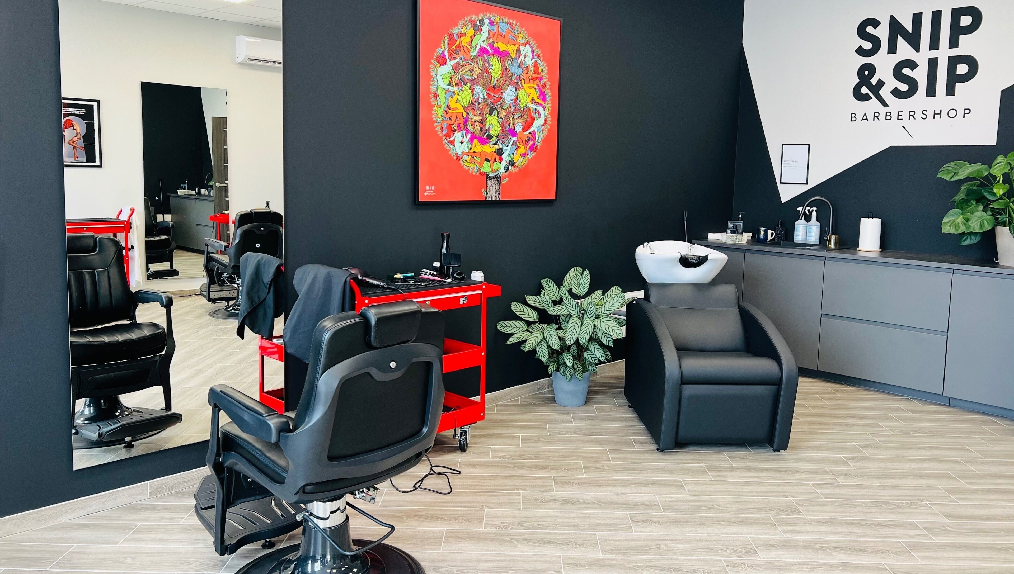 Snip&Sip Barbershop, Panevėžys, demonstruojamas modernus kirpimo kėdžių ir plovimo zona.