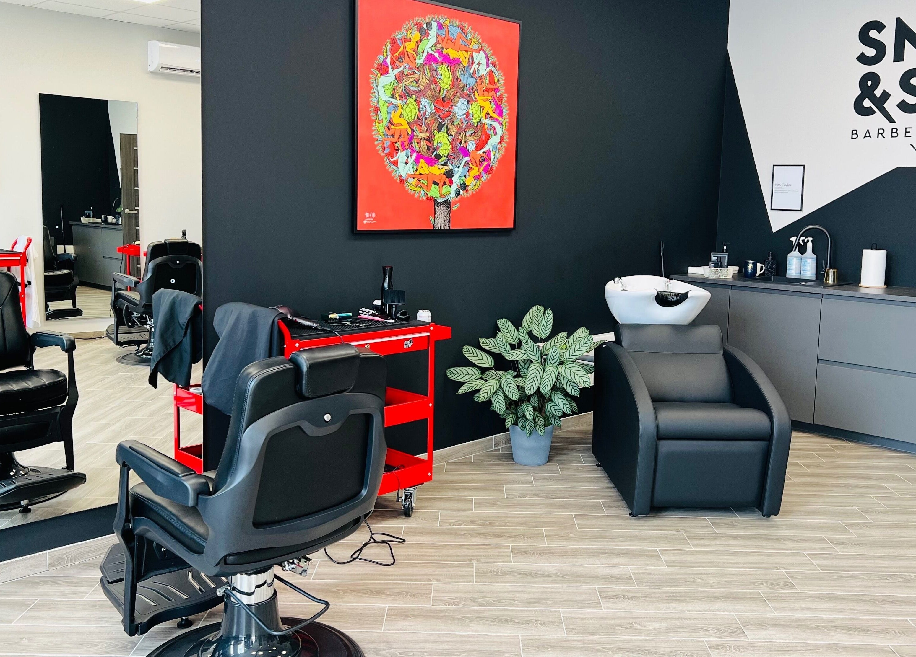 Snip&Sip Barbershop, Panevėžys, demonstruojamas modernus kirpimo kėdžių ir plovimo zona.