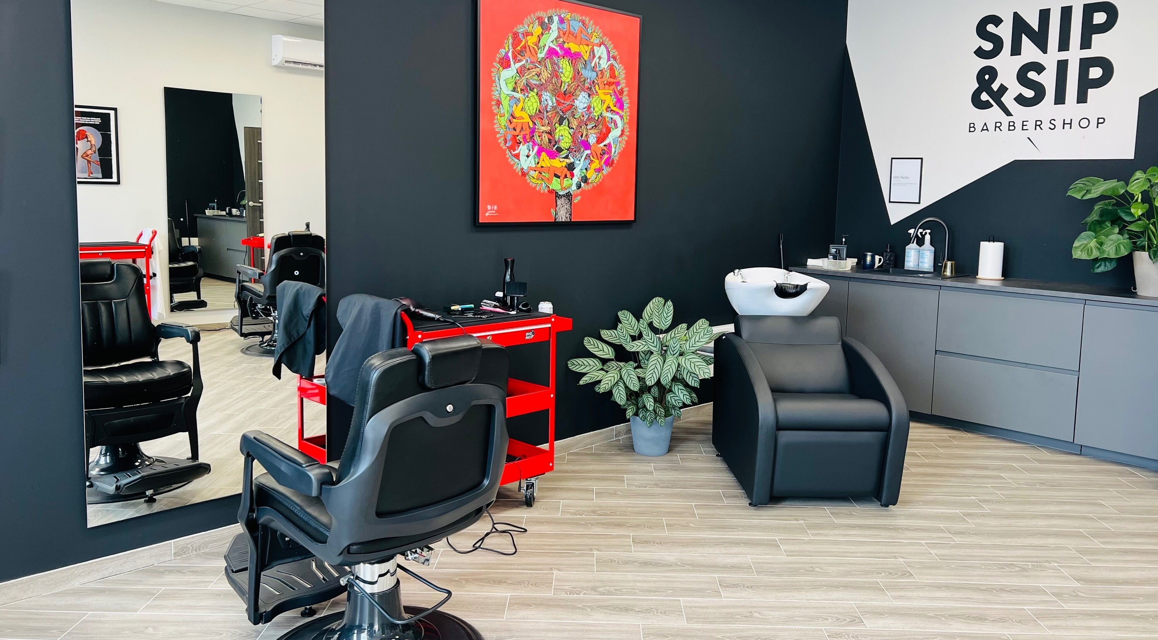 Snip&Sip Barbershop, Panevėžys, demonstruojamas modernus kirpimo kėdžių ir plovimo zona.