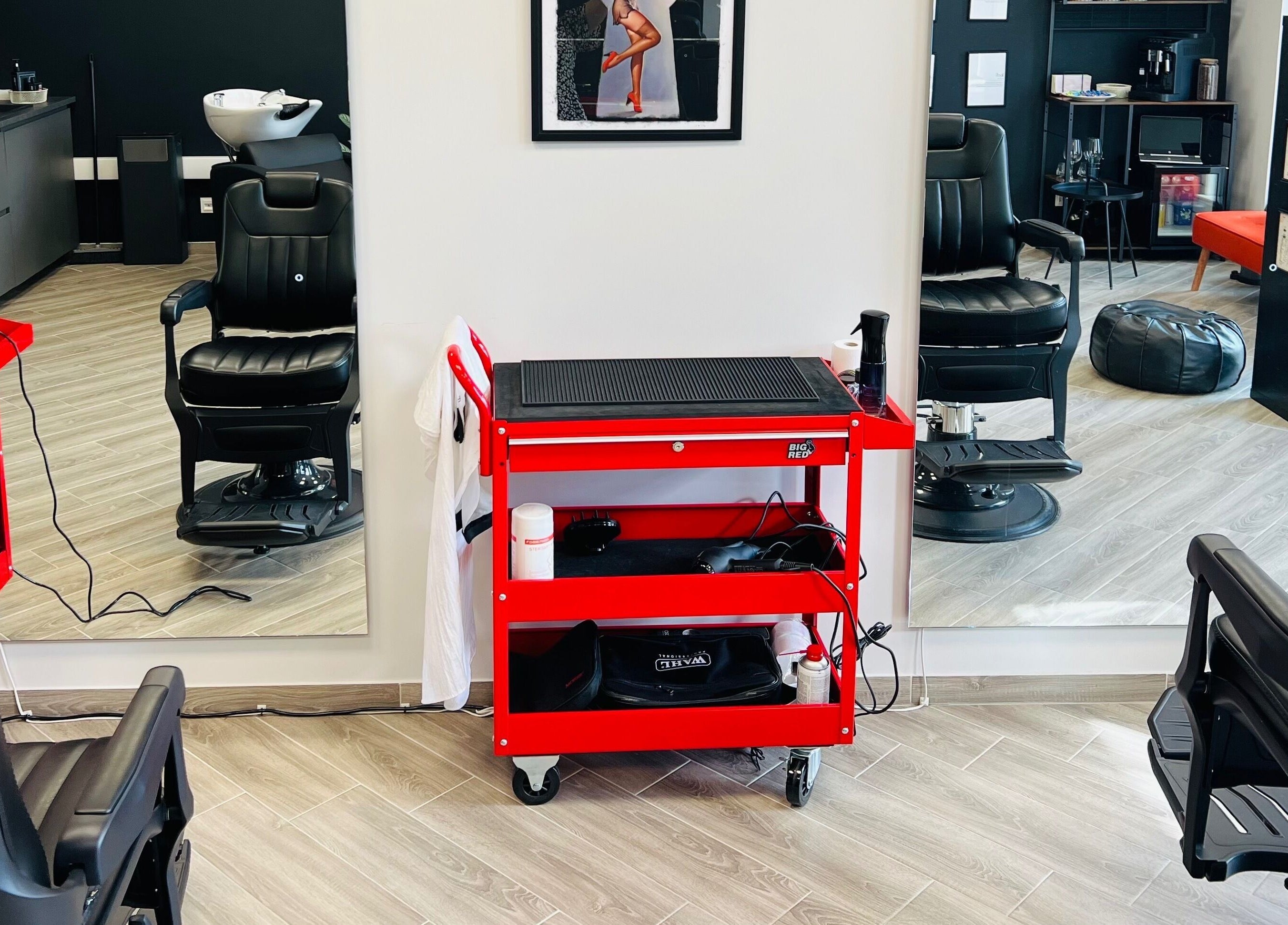 Snip&Sip Barbershop Panevėžys, Panevėžio Apskritis, LT su moderniais juodais odiniais krėslais.