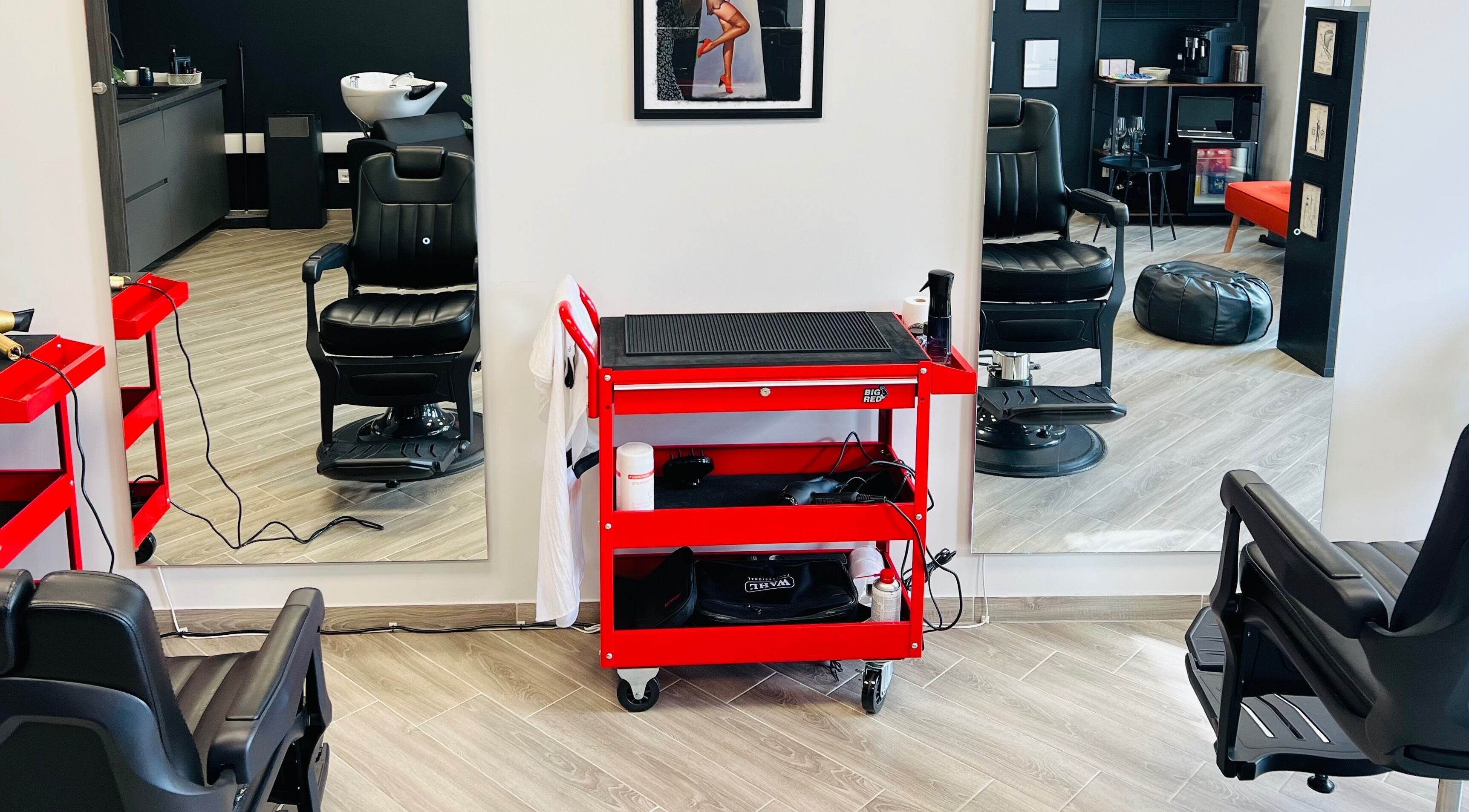 Snip&Sip Barbershop Panevėžys, Panevėžio Apskritis, LT su moderniais juodais odiniais krėslais.