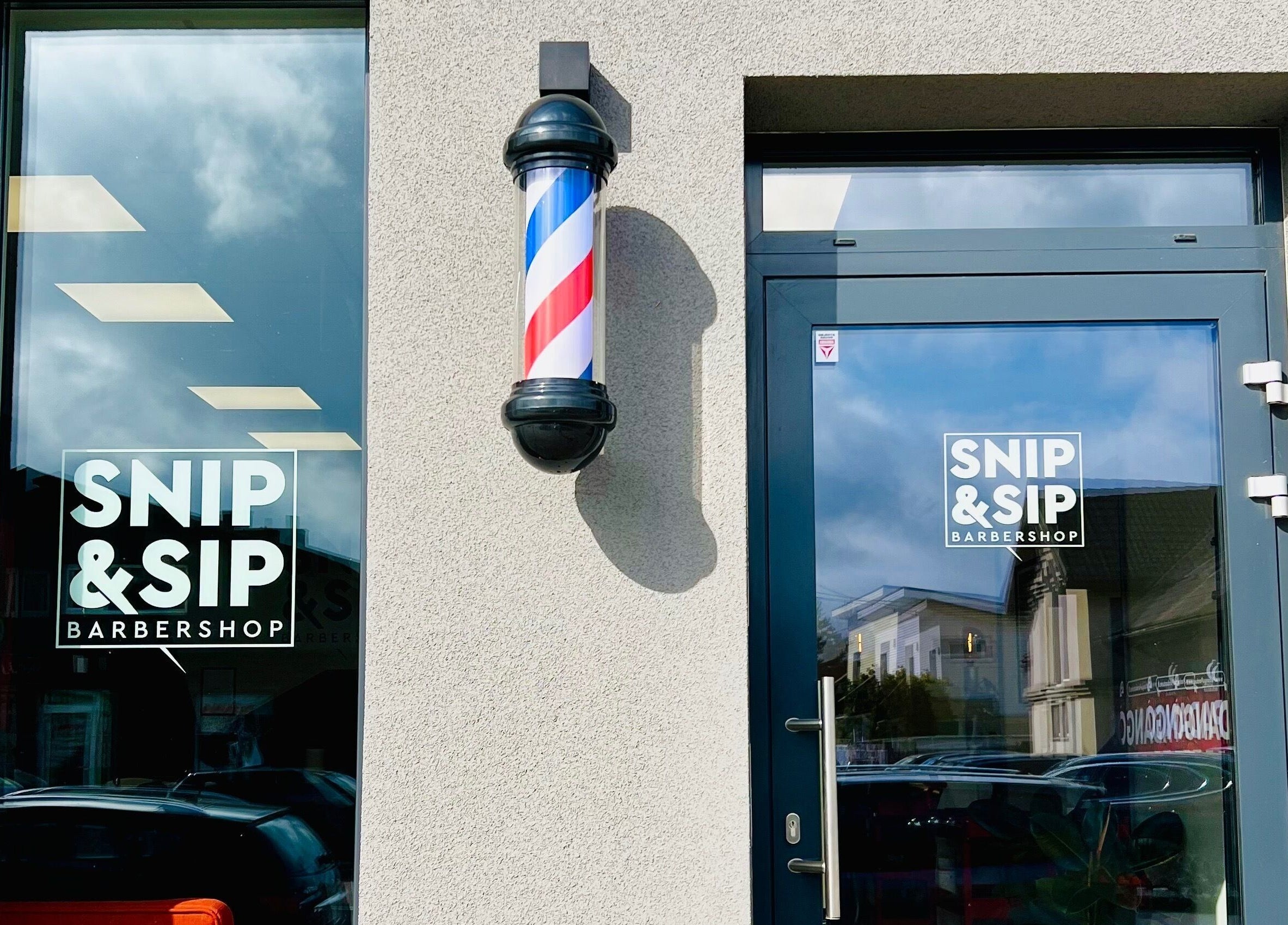 Snip&Sip Barbershop išorė Panevėžys, Panevėžio Apskritis, LT su klasikinė kirpyklos vėliava.