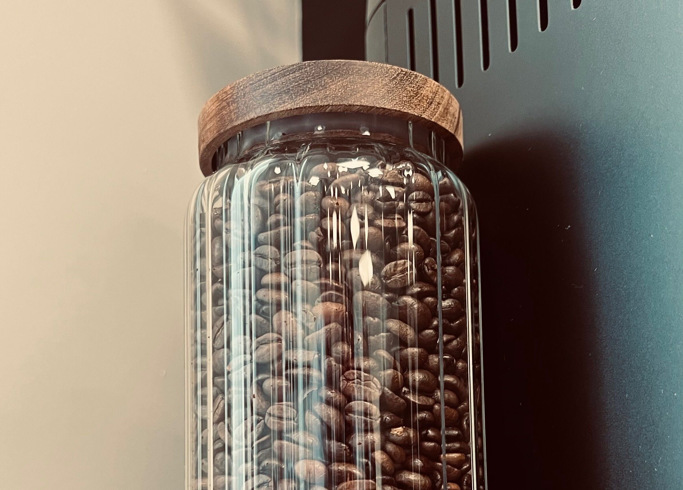 Kavos pupelės stikliniame inde Snip&Sip Barbershop, Panevėžys, Panevėžio Apskritis, LT.