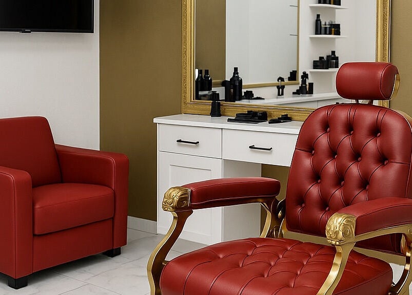 Fauteuils rouges luxueux chez Davidson Barbershop, Perpignan, Occitanie, FR.