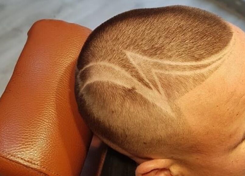 Coiffure artistique à Davidson Barbershop, Perpignan, Occitanie, FR, mettant en valeur un design unique.