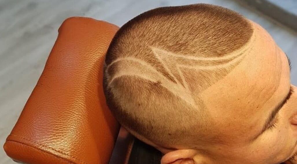 Coiffure artistique à Davidson Barbershop, Perpignan, Occitanie, FR, mettant en valeur un design unique.