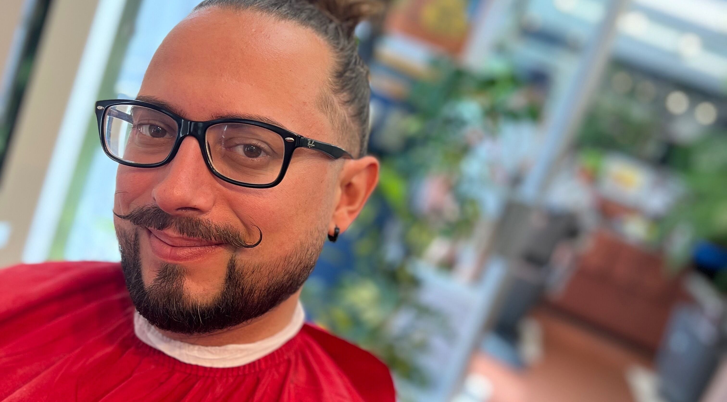 Client heureux chez Davidson Barbershop à Perpignan, Occitanie, FR, arborant une moustache élégante.