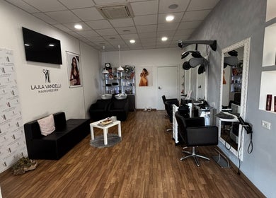Interno di Lajla Vandelli Hairdresser a Francavilla Al Mare, Abruzzo, IT con eleganti arredi e specchi.
