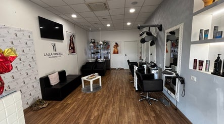 Interno di Lajla Vandelli Hairdresser a Francavilla Al Mare, Abruzzo, IT con eleganti arredi e specchi.